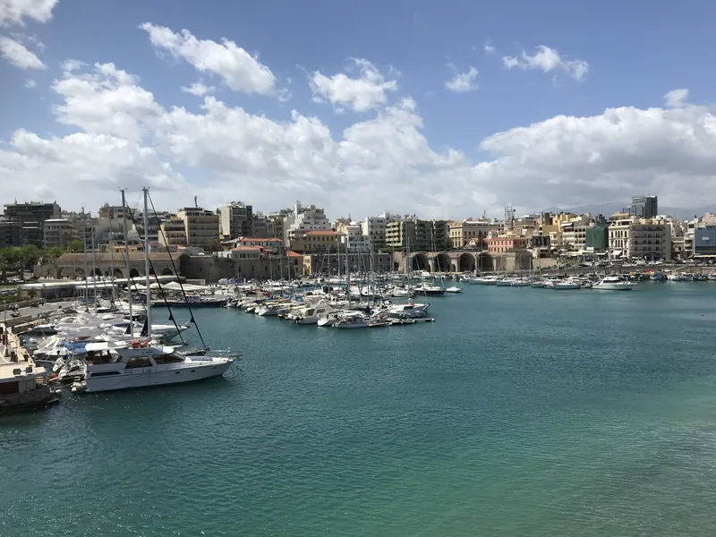 Hafen von Heraklion auf Kreta mit Marina und Stadtsilhouette - Heraklion ist der wichtigste Fährhafen der Insel