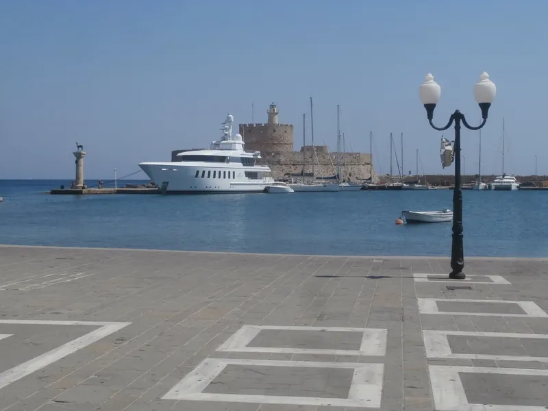 Promenade und Yachthafen Mandraki in Rhodos-Stadt