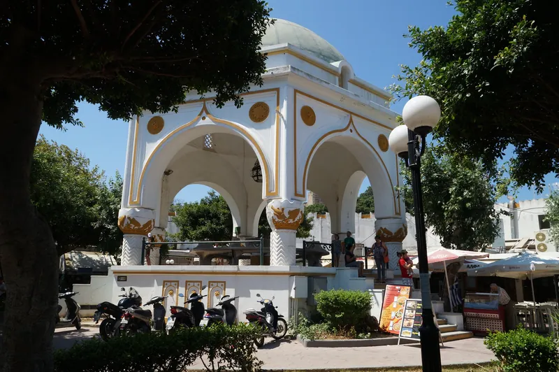 Runder Fischmarkt-Pavillon im Innenhof der Nea Agora in Rhodos-Stadt