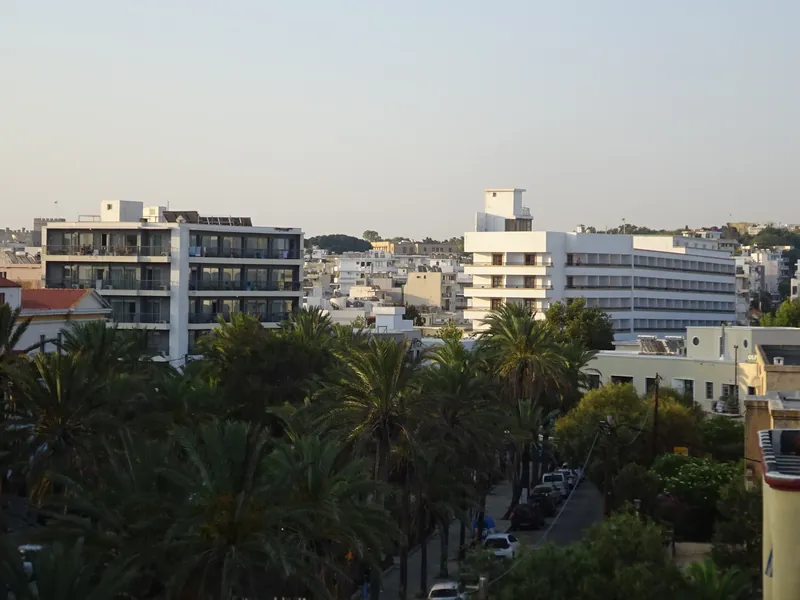 Palmenpark am Gavriil-Charitou-Platz in der Neustadt von Rhodos-Stadt