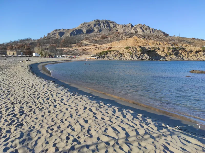 Verbrannte Hänge hinter dem Glystra Beach auf Rhodos im September 2023, zwei Monate nach den Waldbränden vom Juli 2023