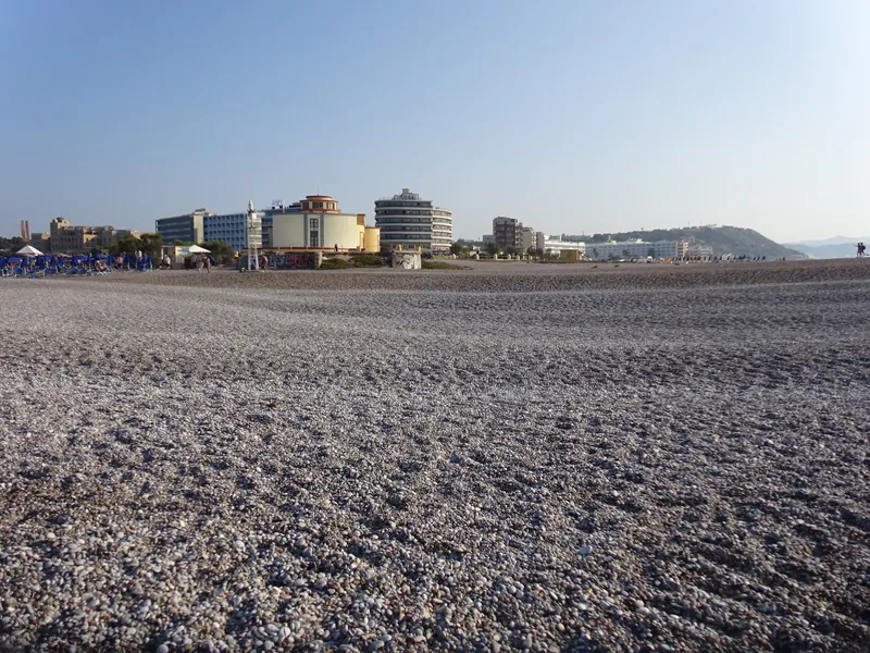 Kiesstrand Elli in Rhodos-Stadt mit dem Aquarium von 1937 und Hotels der Neustadt