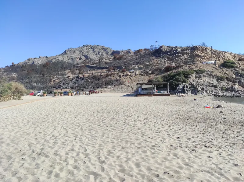 Glystra Beach an der Ostküste von Rhodos mit Strandbar