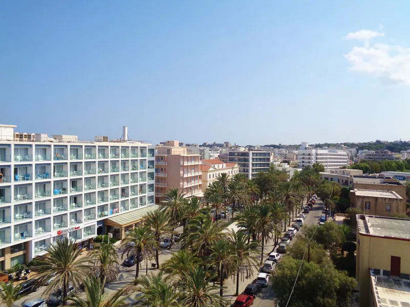 Neustadt von Rhodos-Stadt mit Hotels und Wohnhäusern am Gavriil-Charitou-Platz