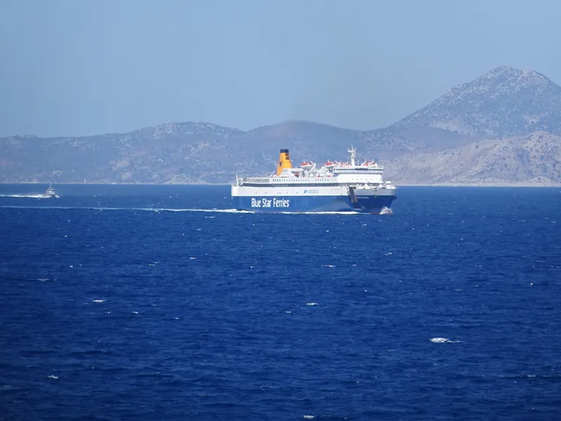 Fähre Blue Galaxy in der Straße von Rhodos, im Hintergrund die türkische Küste