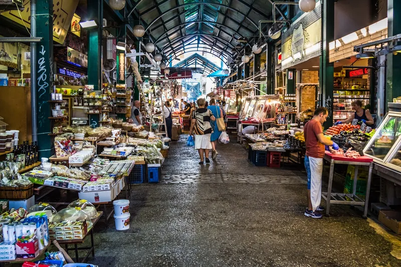 Gang mit Obst-, Gemüse- und Fischständen in der Kapani-Markthalle (Vlali) in Thessaloniki