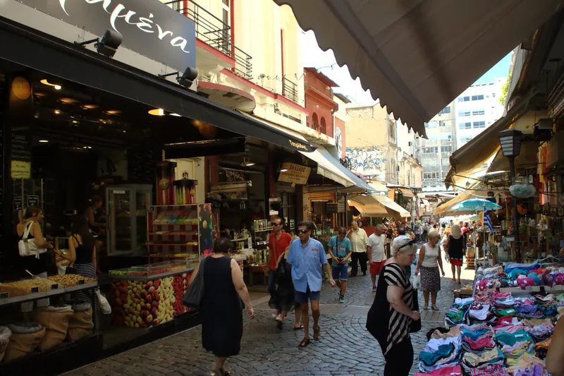 Einkaufende in der Marktgasse des Kapani-Markts im Zentrum von Thessaloniki