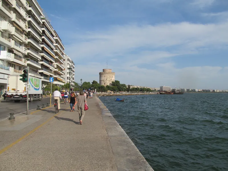 Uferpromenade an der Leoforos Nikis in Thessaloniki mit Spaziergängern am Thermaischen Golf