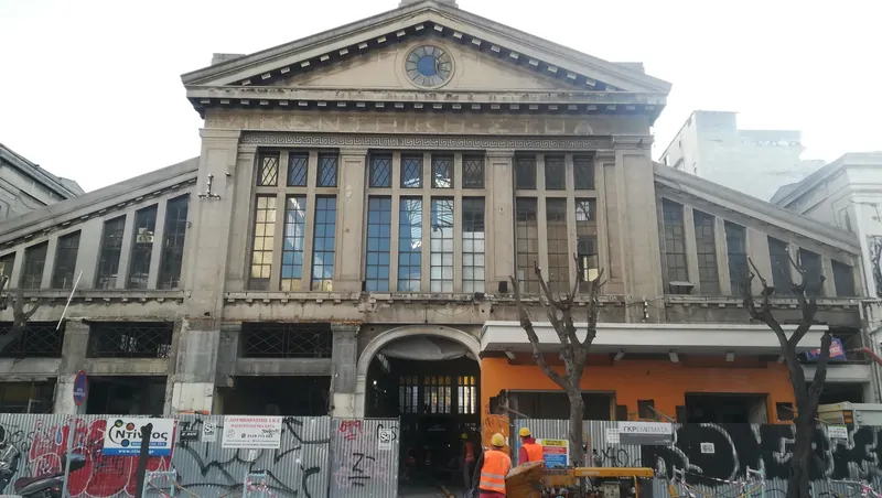 Die Markthalle Agora Modiano in Thessaloniki im April 2021 hinter Bauzäunen - die Halle war von 2016 bis zur Wiedereröffnung 2022 geschlossen