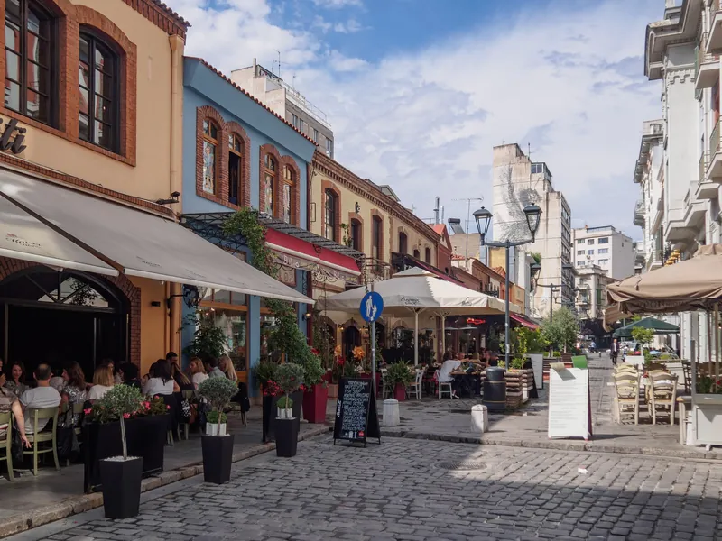 Cafés und Bars in der Katounis-Straße im Ausgehviertel Ladadika in Thessaloniki