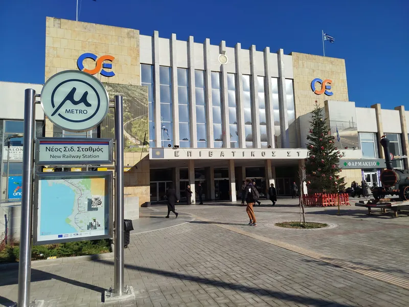 Eingang der Metrostation Neos Sidirodromikos Stathmos am Hauptbahnhof von Thessaloniki - die Metrolinie 1 ging im November 2024 in Betrieb