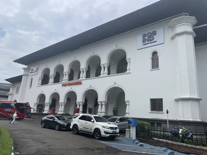 Ehemalige Hauptverwaltung von Pos Indonesia in Bandung, Kolonialbau im Art-déco-Viertel