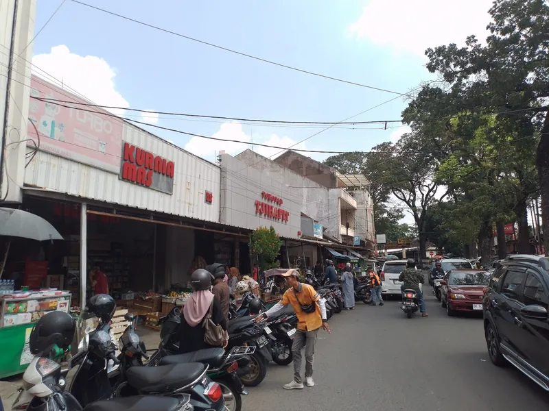 Straßenstände und Gemüseverkauf vor dem Markt Cihapit in Bandung