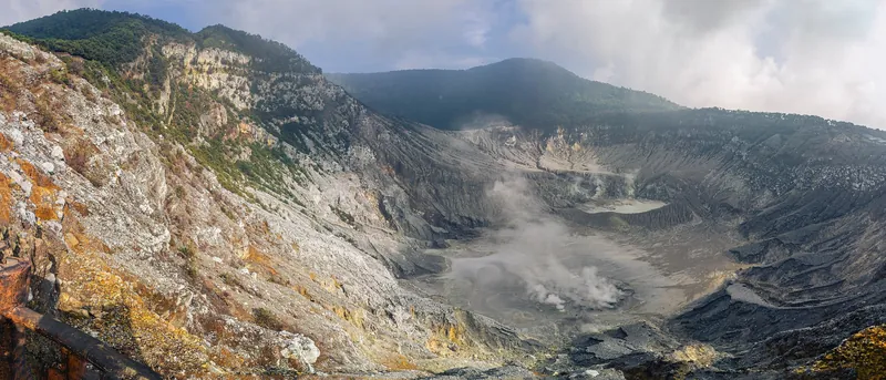 Krater Kawah Ratu des Vulkans Tangkuban Perahu rund 30 km nördlich von Bandung