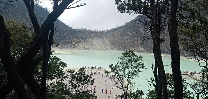 Kratersee Kawah Putih bei Ciwidey rund 45 km südlich von Bandung