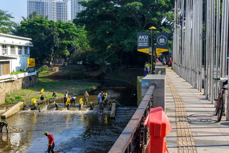 Freiwillige und städtische Reinigungskräfte holen Müll aus dem Fluss Cikapundung in Bandung (Routineeinsatz zur Hochwasservorsorge)