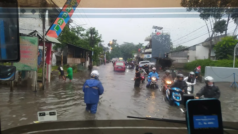 Überflutete Straße im Industriegebiet Dayeuhkolot südlich von Bandung (Hochwasser tritt dort in der Regenzeit von November bis März auf)
