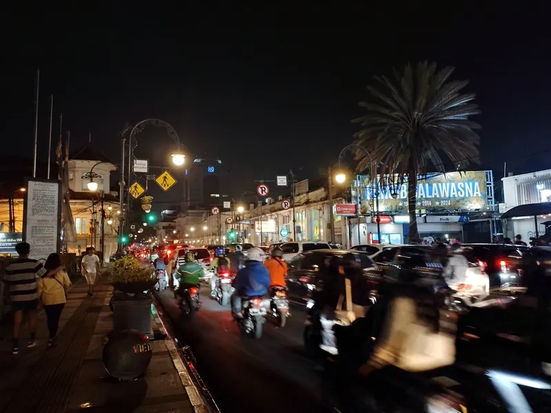 Abendverkehr auf der Jalan Asia-Afrika in Bandung nahe dem Gedung Merdeka