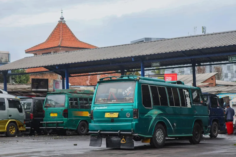 Abgestellte Angkots und Kleinbusse am Busbahnhof Ledeng in Bandung