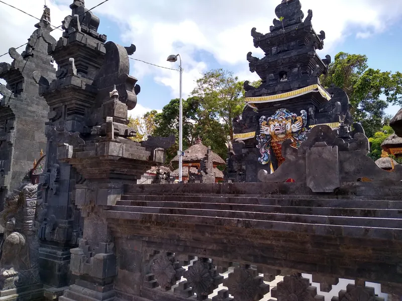 Tempel Pura Batu Mejan in Canggu mit Kala-Relief über dem Eingang