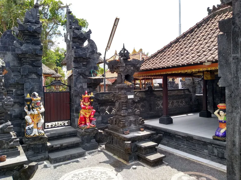 Innenhof des Tempels Pura Batu Mejan in Canggu mit Torwächterfiguren