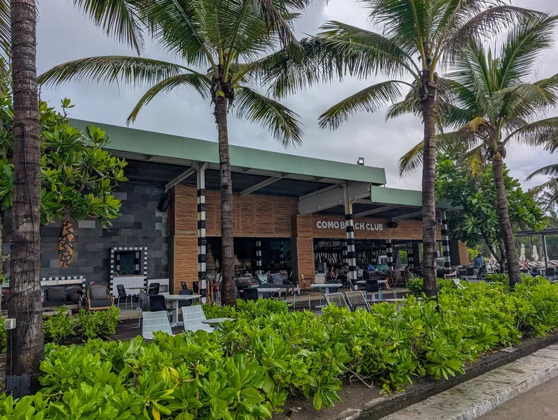 COMO Beach Club in Canggu, ein typischer Beachclub-Neubau an der Küste