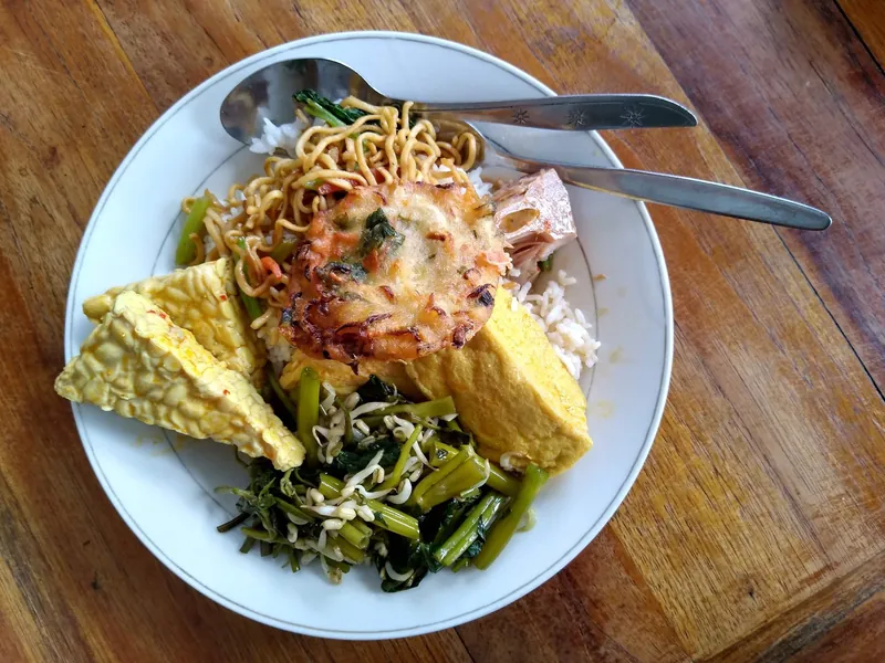 Teller mit Reis, Nudeln, Tofu, Tempeh und Wasserspinat im Warung Bu Tika in Canggu