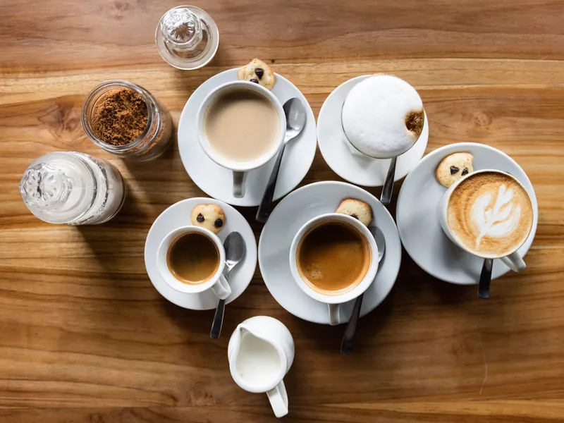 Kaffeespezialitäten auf einem Cafétisch in Canggu