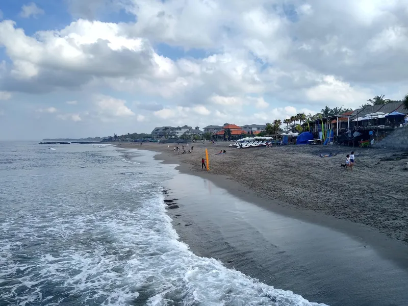 Schwarzer Vulkansandstrand von Canggu mit Strandlokalen und Surfschulen
