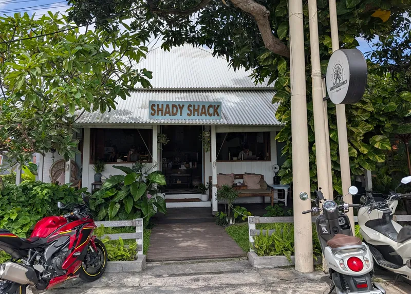 Restaurant Shady Shack an der Straße in Canggu mit abgestellten Motorrollern