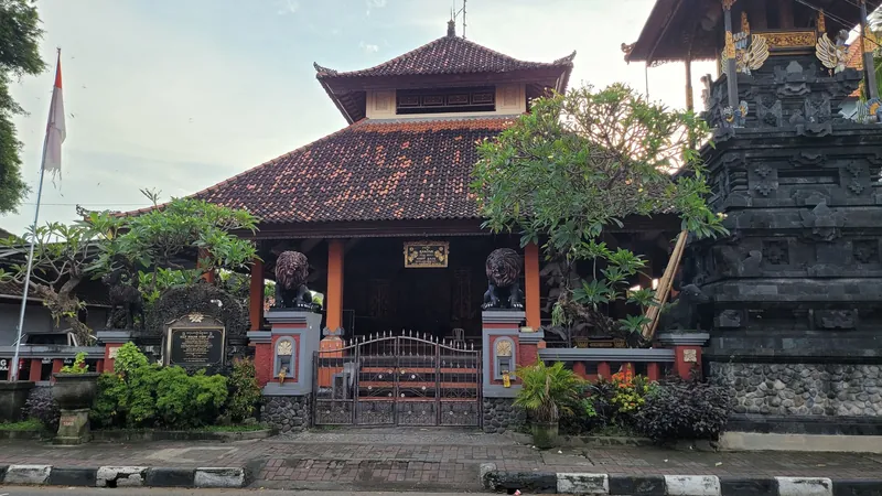 Balinesischer Tempel (Pura) an der Straße in Sanur