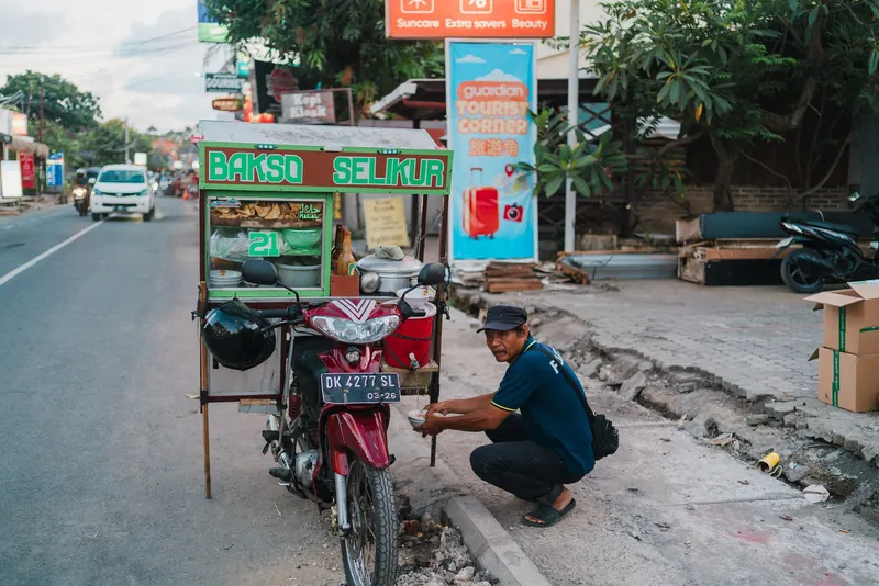 Mobiler Bakso-Stand (Nudelsuppe) auf einem Motorrad am Straßenrand in Sanur