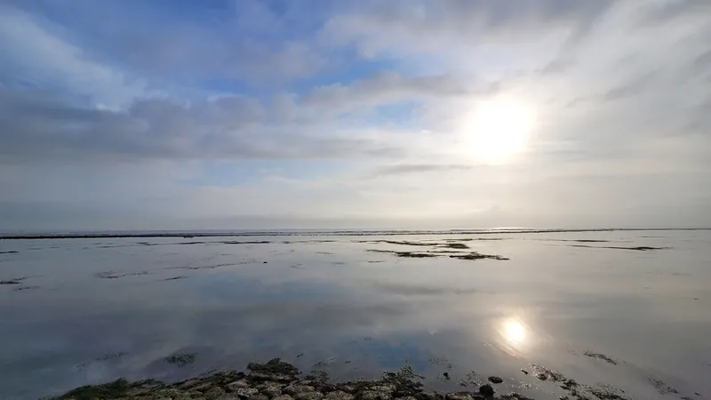 Flach auslaufendes Riffwatt vor Sanur bei Ebbe