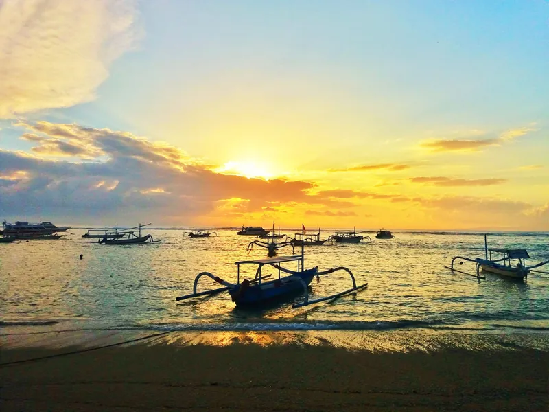 Auslegerboote (Jukung) vor dem Strand von Sanur am Morgen