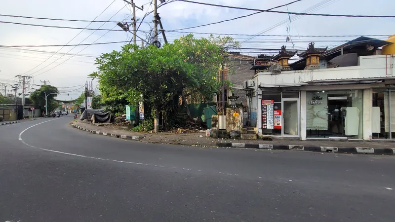 Shopping street with power lines in central Sanur in the early morning