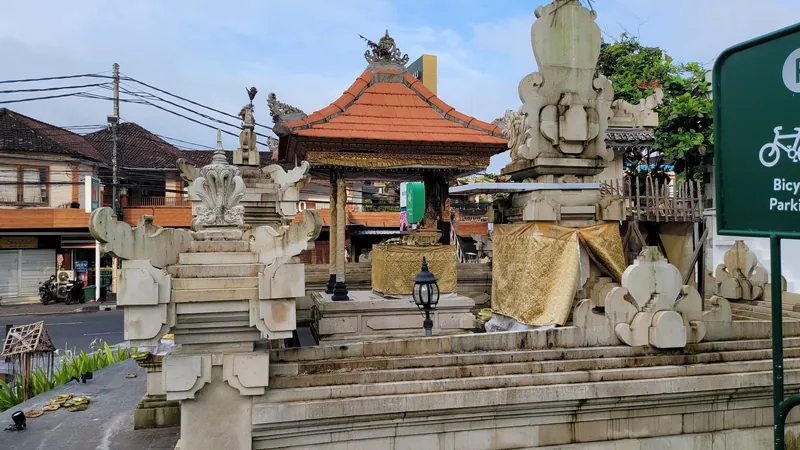 Tempeltor mit Steinfiguren direkt an der Straße in Sanur