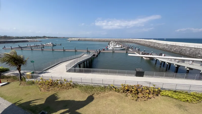 Hafen von Sanur mit Stegen für die Schnellboote nach Nusa Penida und Lombok