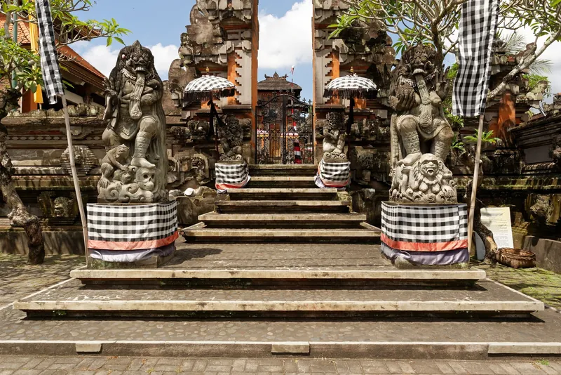 Treppe und Torwächterfiguren am Tempel Pura Dalem Taman Kaja in Ubud