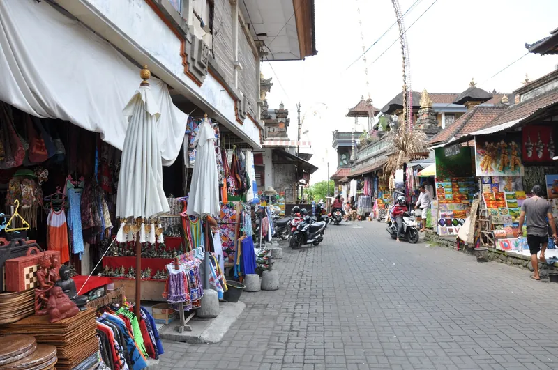Verkaufsstände für Textilien und Kunsthandwerk an der Gasse zum Pasar Ubud