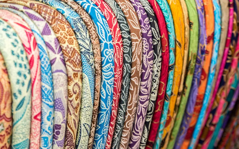 Batik-Tücher an einem Stand des Kunstmarkts in Ubud