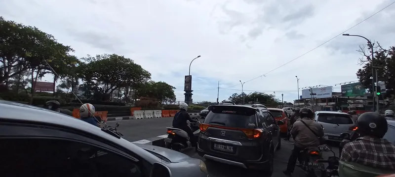 Traffic jam at the Adipura monument in Yogyakarta. Jams occur on weekday afternoons at peak times.