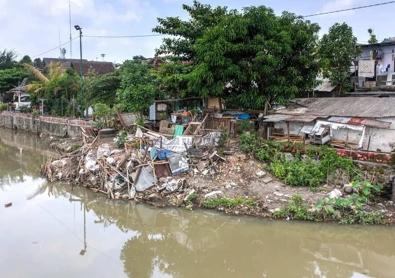 Rubbish dumped on the bank of the Code River in central Yogyakarta, seen from the bridge at Prawirodirjan in November 2014. Where household waste collection is patchy, rubbish ends up in the rivers that run through the city.
