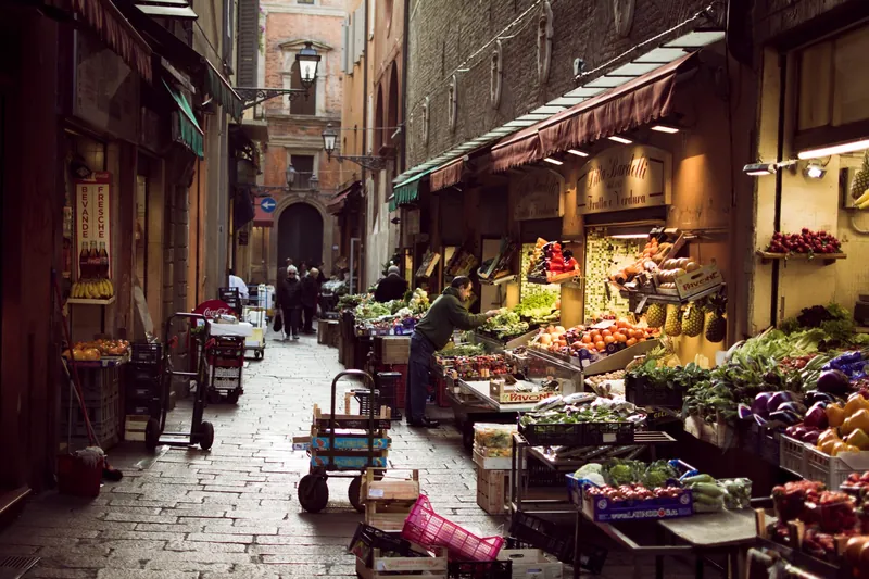 Obst- und Gemüsestände in der Via Pescherie Vecchie im Marktviertel Quadrilatero in Bologna