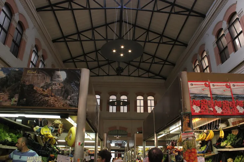 Innenansicht der Markthalle Mercato delle Erbe in Bologna