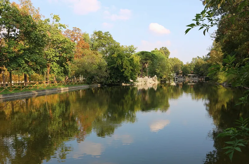 Teich in den Giardini Margherita, dem größten Stadtpark von Bologna