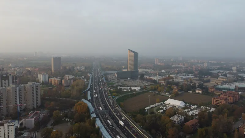 Blick über den Autobahnring (Tangenziale) von Bologna und die diesige Po-Ebene (in der Po-Ebene ist die Luftbelastung von November bis Februar am höchsten)