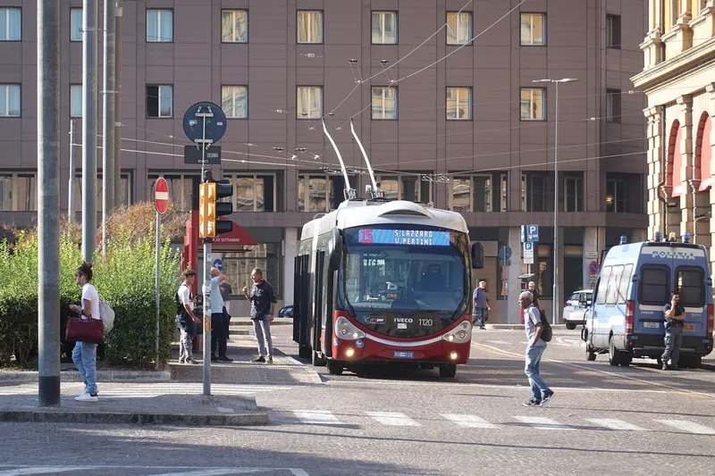 Oberleitungsbus an einer Kreuzung mit Haltestelle in Bologna