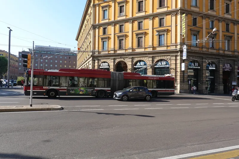 Gelenk-Oberleitungsbus auf einer Hauptstraße in Bologna
