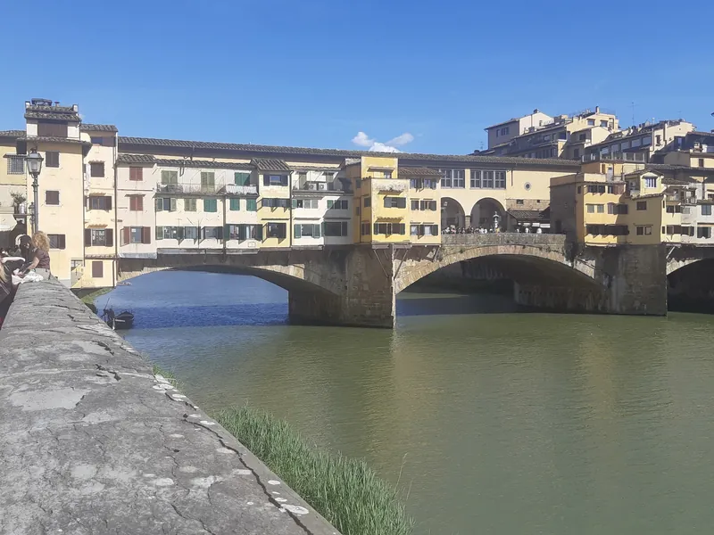 Ponte Vecchio über den Arno in Florenz, vom Lungarno Acciaioli aus gesehen