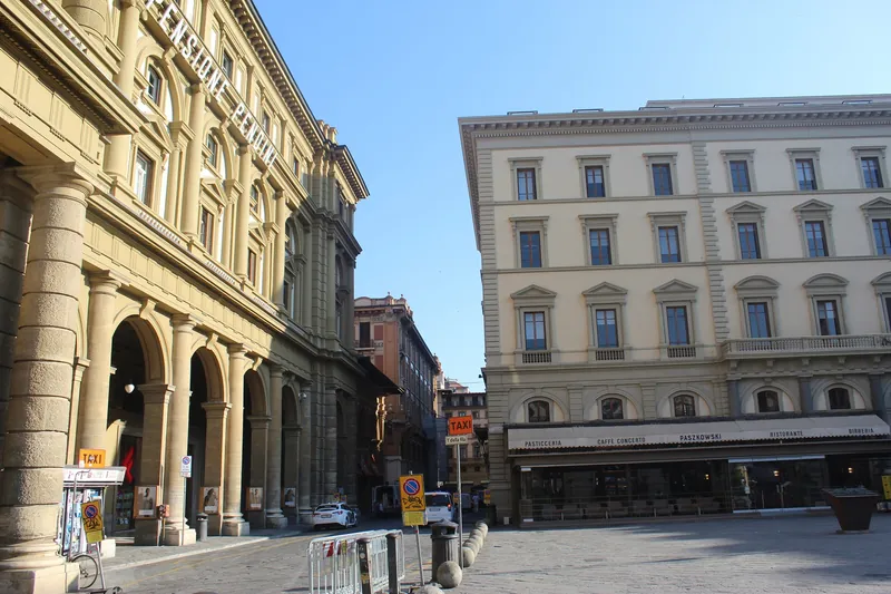 Arkadengebäude an der Piazza della Repubblica im Zentrum von Florenz